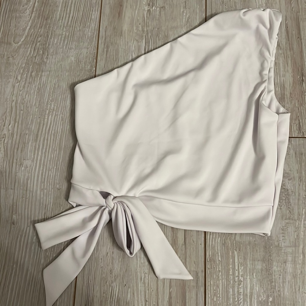 One shoulder white crop top with a bow